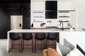 Nash Chic Near DT Rooftop Luxe Comfort