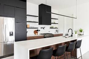 Nash Chic Near DT Rooftop Luxe Comfort