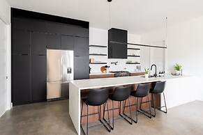 Nash Chic Near DT Rooftop Luxe Comfort