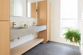 Nash Chic Near DT Rooftop Luxe Comfort