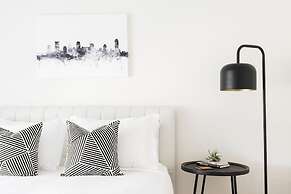 Nash Chic Near DT Rooftop Luxe Comfort