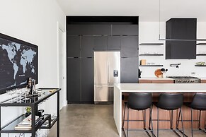 Nash Chic Near DT Rooftop Luxe Comfort