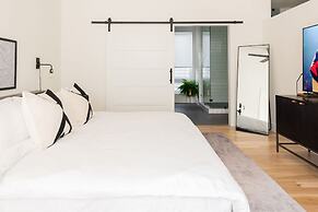 Nash Chic Near DT Rooftop Luxe Comfort