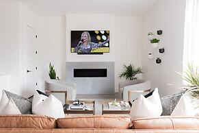 Nash Chic Near DT Rooftop Luxe Comfort