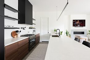 Nash Chic Near DT Rooftop Luxe Comfort