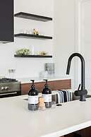 Nash Chic Near DT Rooftop Luxe Comfort