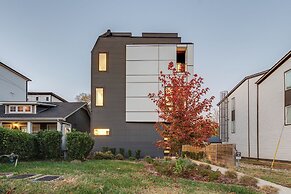 Nash Chic Near DT Rooftop Luxe Comfort