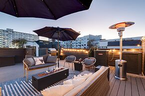 Nash Chic Near DT Rooftop Luxe Comfort