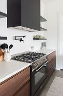 Nash Chic Near DT Rooftop Luxe Comfort