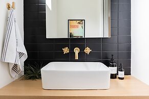 Nash Chic Near DT Rooftop Luxe Comfort