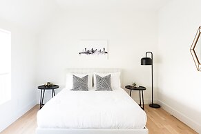 Nash Chic Near DT Rooftop Luxe Comfort