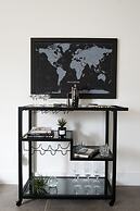 Nash Chic Near DT Rooftop Luxe Comfort