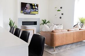 Nash Chic Near DT Rooftop Luxe Comfort