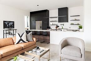 Nash Chic Near DT Rooftop Luxe Comfort