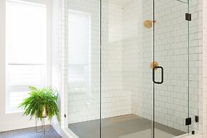 Nash Chic Near DT Rooftop Luxe Comfort