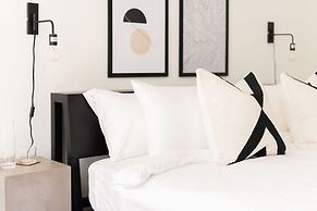 Nash Chic Near DT Rooftop Luxe Comfort