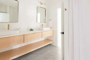 Nash Chic Near DT Rooftop Luxe Comfort