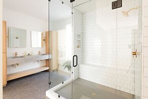 Nash Chic Near DT Rooftop Luxe Comfort