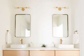 Nash Chic Near DT Rooftop Luxe Comfort