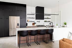 Nash Chic Near DT Rooftop Luxe Comfort