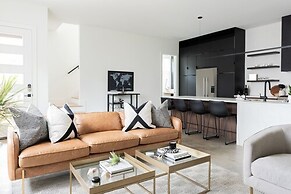 Nash Chic Near DT Rooftop Luxe Comfort