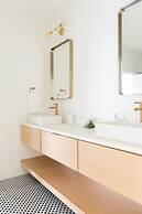 Nash Chic Near DT Rooftop Luxe Comfort