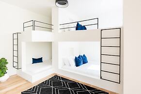 Nash Chic Near DT Rooftop Luxe Comfort