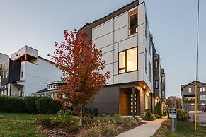 Nash Chic Near DT Rooftop Luxe Comfort