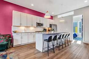 NEW Pink Howdy Oasis 13 Beds Rooftop View Parking