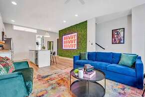 NEW Pink Howdy Oasis 13 Beds Rooftop View Parking