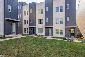 NEW Pink Howdy Oasis 13 Beds Rooftop View Parking