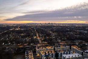 NEW Pink Howdy Oasis 13 Beds Rooftop View Parking