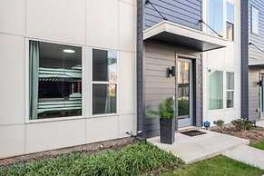 NEW Pink Howdy Oasis 13 Beds Rooftop View Parking