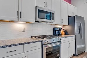 NEW Pink Howdy Oasis 13 Beds Rooftop View Parking