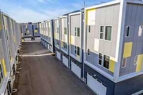 NEW Pink Howdy Oasis 13 Beds Rooftop View Parking