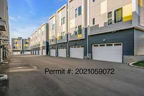 NEW Pink Howdy Oasis 13 Beds Rooftop View Parking