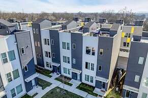 NEW Pink Howdy Oasis 13 Beds Rooftop View Parking