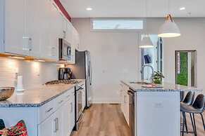 NEW Pink Howdy Oasis 13 Beds Rooftop View Parking