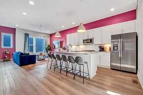 NEW Pink Howdy Oasis 13 Beds Rooftop View Parking