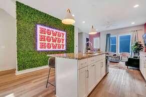 NEW Pink Howdy Oasis 13 Beds Rooftop View Parking