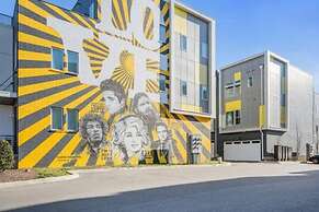 NEW Pink Howdy Oasis 13 Beds Rooftop View Parking