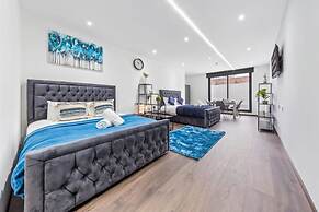 Modern Spacious Sleeps 4 Studio Golders Green