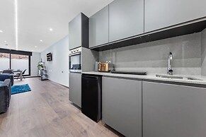 Modern Spacious Sleeps 4 Studio Golders Green