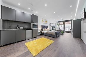 Luxury Sleeps 4 Studio Flat