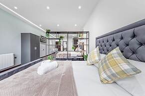 Luxury Sleeps 4 Studio Flat