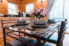 Sunset Chalet-amazing Views Private hot tub