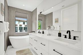 4BR w htd Pool Walk to Las Olas 5mins to Beach