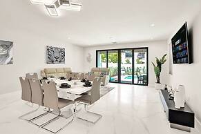 4BR w htd Pool Walk to Las Olas 5mins to Beach