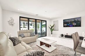 4BR w htd Pool Walk to Las Olas 5mins to Beach