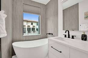 4BR w htd Pool Walk to Las Olas 5mins to Beach